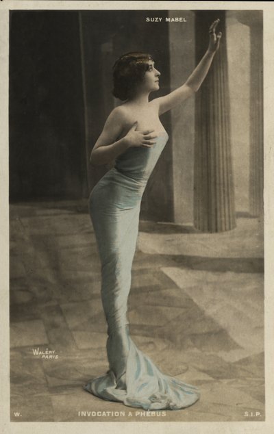 Ragazza in un vestito blu da French Photographer